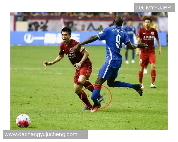 足球巨星不幸断腿伤退赛场，复出前景扑朔迷离引发广泛关注